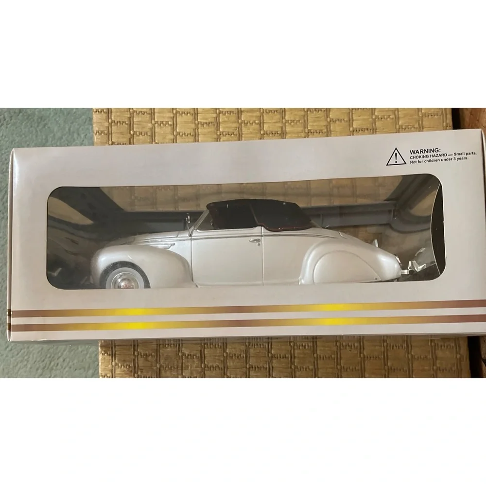 NEW Signature Model 1:18 DieCast 1939 Lincoln Zephyr Convertible Classic Car